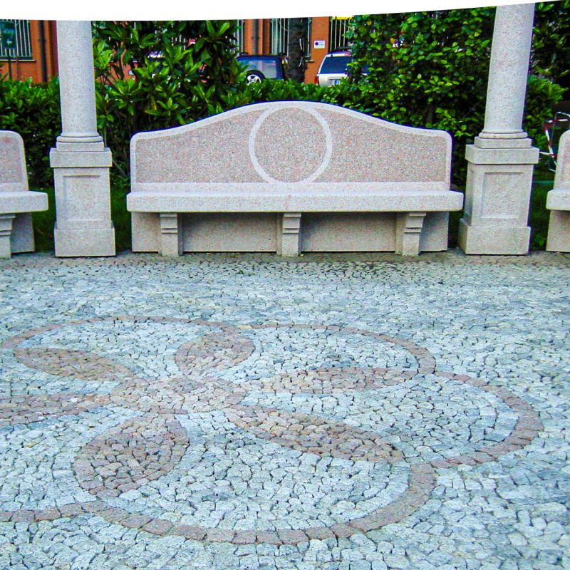 panchina e colonnato in pietra
