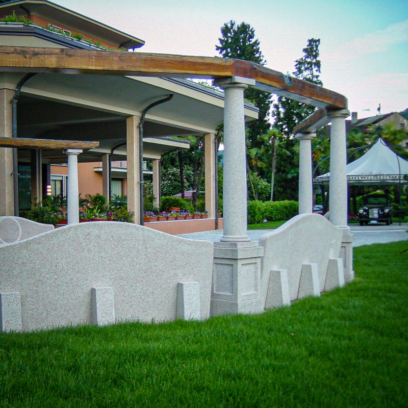 Gazebo e panchine in pietra