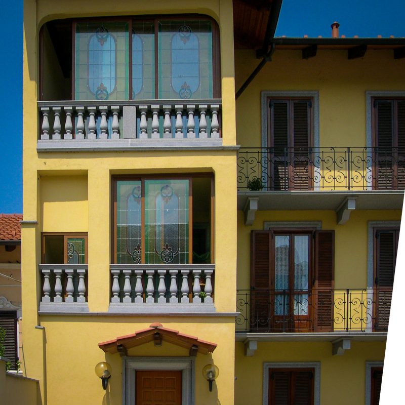 Balcone - ringhiera con colonne in pietra
