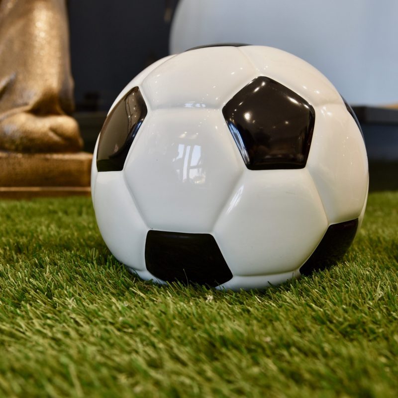 Urna in porcellana a forma di palone da calcio