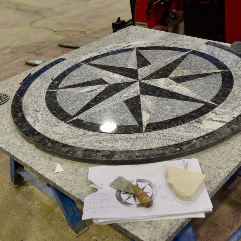 Rosa dei venti in marmo e pietra